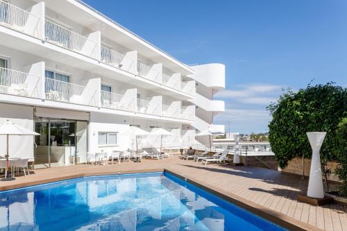 Bazén v ubytování Hotel Torá nebo v jeho okolí