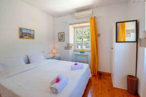 Posteľ alebo postele v izbe v ubytovaní Olive Grove House Paxos Loggos