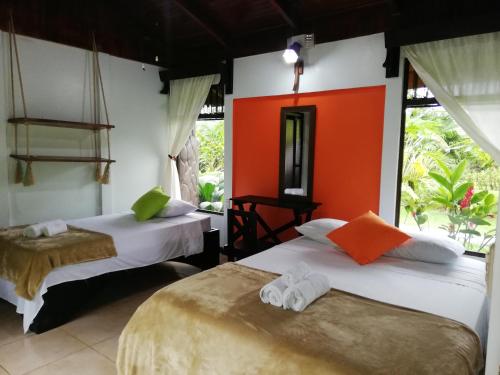 Katil atau katil-katil dalam bilik di Hotel Catarata Río Celeste