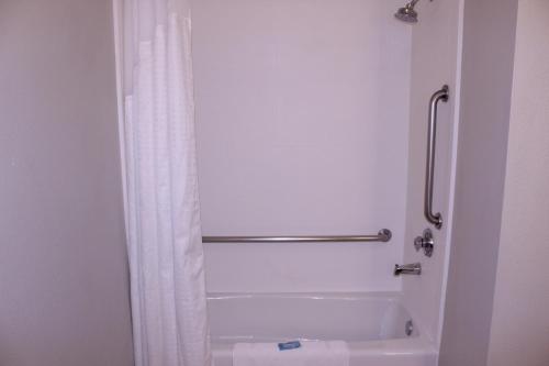 Ванная комната в Holiday Inn Express Hotel & Suites Mansfield, an IHG Hotel