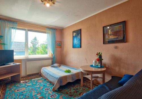 Un pat sau paturi într-o cameră la Pokoje przy plazy-U Marynarza-Rewa