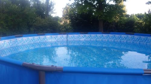 una piscina en un patio con agua azul en R&B un mondo a colori, en Ferrara