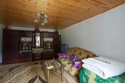 LahıcにあるAncient Lahij Guest Houseのリビングルーム(ソファ、テーブル付)