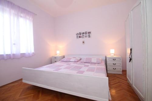 1 dormitorio blanco con 1 cama grande y 2 mesitas de noche en Apartment in Vinišce with Seaview, Balcony, Air condition, WIFI (4759-1), en Vinišće