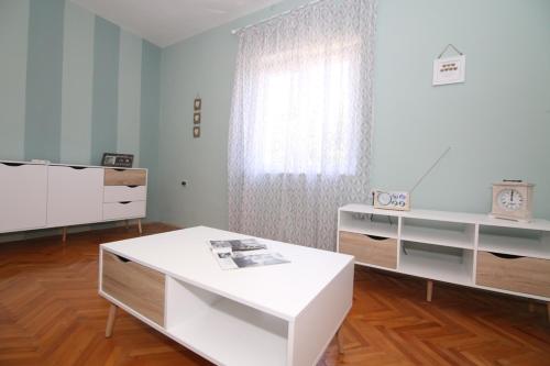 Habitación blanca con mesa blanca y ventana en Apartment in Vinišce with Seaview, Balcony, Air condition, WIFI (4759-1), en Vinišće