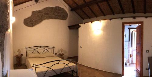 ein Schlafzimmer mit einem Bett in einem Zimmer in der Unterkunft Li Casacci in Arzachena