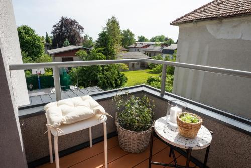 Un balcón con una mesa y una silla en un balcón. en Vila Tivoli, en Liubliana