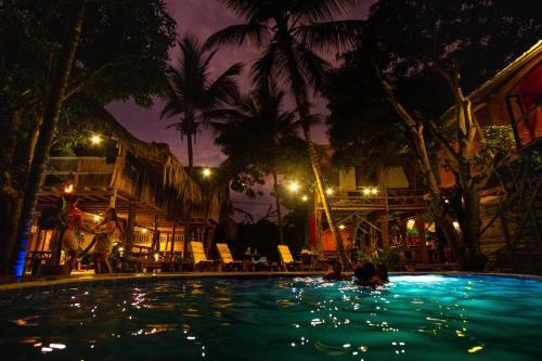 una piscina por la noche en un complejo en Kanta Sana, en Palomino