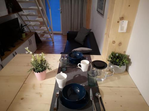 un salon doté d'une table avec des plats bleus. dans l'établissement Maison 2 chambres, cosy, proche Métro, à Toulouse