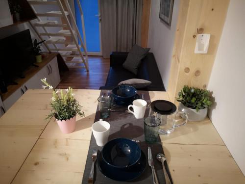 uma sala de estar com uma mesa com pratos azuis em Maison 2 chambres, cosy, proche Métro em Toulouse