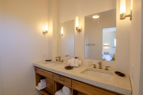 Ένα μπάνιο στο Villa Topaz Above West Bay with 360 Degree Views! 4 Bedroom Option