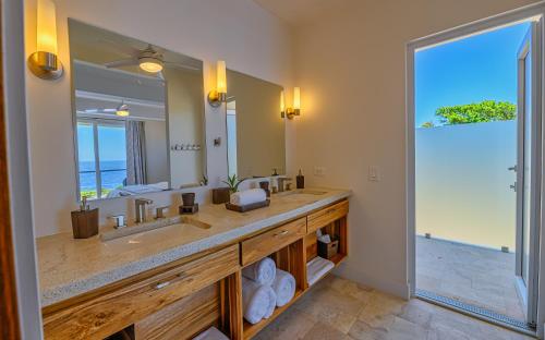 Kúpeľňa v ubytovaní Villa Topaz Above West Bay with 360 Degree Views! 4 Bedroom Option