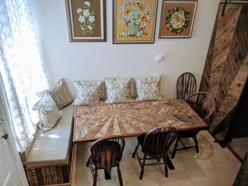 uma sala de jantar com mesa e cadeiras em Perfect Location - 4BD,1BA - Restored Redwood Home em São Francisco