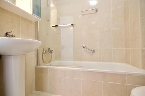 A bathroom at Casa al Mar