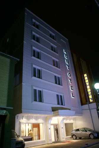 サムスンにあるKent Hotelの前に車が駐車されているホテル