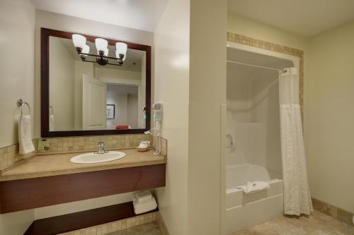 Ett badrum på Strathcona Hotel