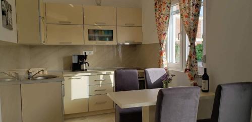 Kuchyň nebo kuchyňský kout v ubytování Apartmani Suncokreti - Sunflower Apartments