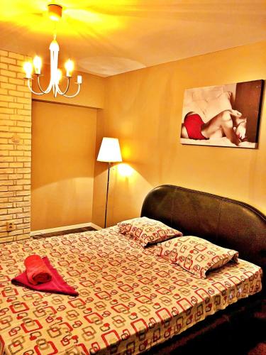 ein Hotelzimmer mit einem Bett mit einer Decke in der Unterkunft Dream Residence nerva traian! in Bukarest