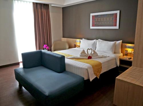 Säng eller sängar i ett rum på Anara Sky Kualanamu Hotel