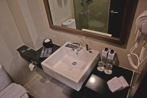 Kamar mandi di Anara Sky Kualanamu Hotel