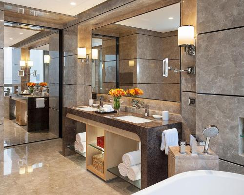 a bathroom with two sinks and a large mirror at Four Seasons Hotel Shenzhen in Shenzhen