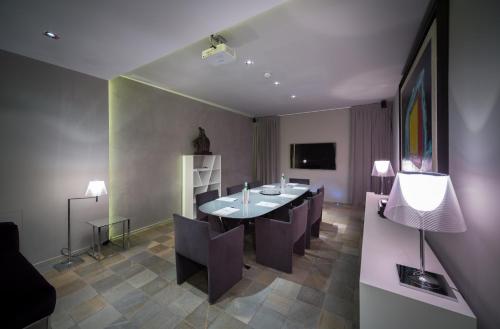 a dining room with a table and chairs at Relais Metelli in Foligno