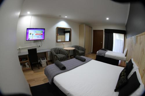 Μια τηλεόραση ή/και κέντρο ψυχαγωγίας στο Sleepy Hill Motor Inn