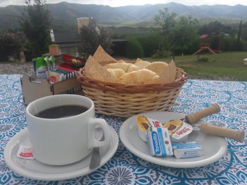 une table avec une tasse de café et un panier de chips dans l'établissement Cabañas Altos del Nagual, à Valle Hermoso
