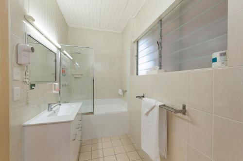 Kupaonica u objektu Bundaberg Coral Villa Motor Inn