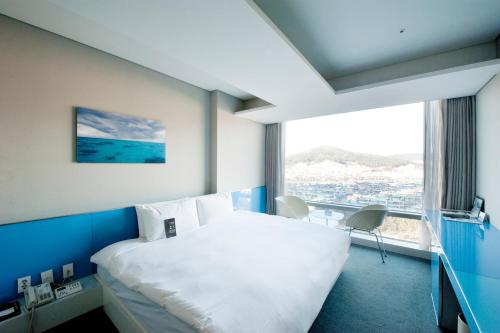 En eller flere senge i et værelse på Grand Mercure Ambassador Changwon