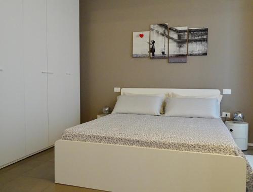 a white bed in a bedroom with at Accademia 35 in Mantova