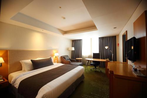 Postel nebo postele na pokoji v ubytování Ramada by Wyndham Songdo