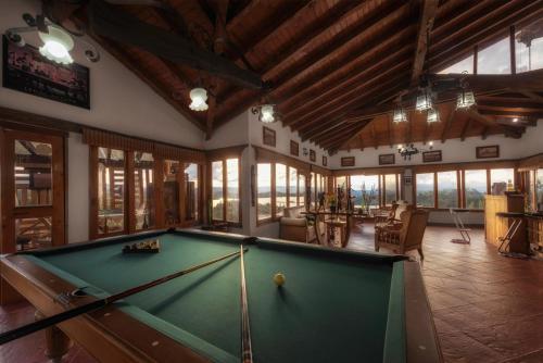 a billiard room with a pool table in it at Hotel Zocalo Campestre in Guatapé