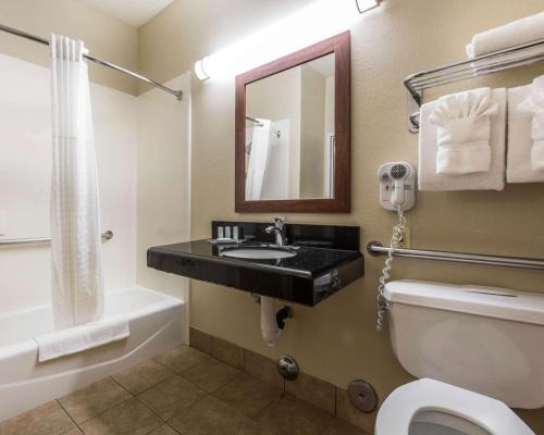 Et badeværelse på Comfort Suites Bakersfield