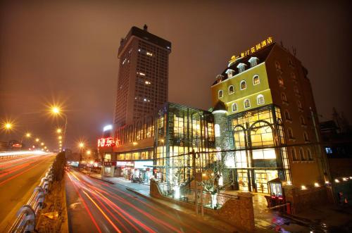 a city street at night with buildings and street lights at Aoting Garden Hotel in Chengdu