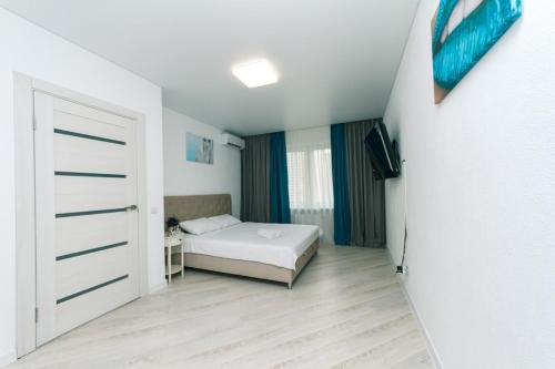 - une petite chambre avec un lit et une porte dans l'établissement Люкс апартаменты , метро Позняки 10 мин, à Kiev