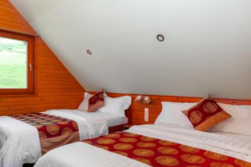 En eller flere senge i et værelse på Winter & Summer - Chalets