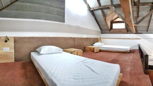sypialnia z 2 łóżkami w pokoju w obiekcie Design Ashram w mieście Kozhikode