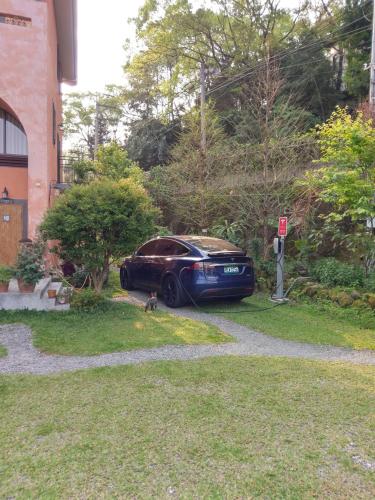 a car parked in a yard next to a house at Bramasole B&B in Puli