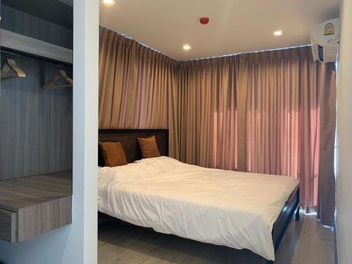 Кровать или кровати в номере De Amber Pattaya by ME