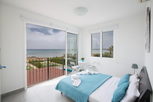 - une chambre avec un lit et une vue sur l'océan dans l'établissement Gorgona Villas, à Ayia Napa