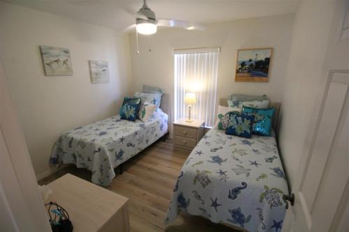 a small bedroom with two beds and a table at Villa Willow Wood - Golfcourse in Inverness