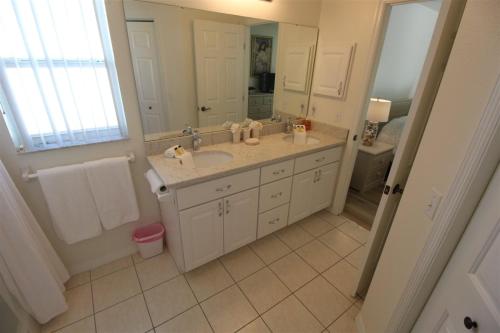 a bathroom with a sink and a large mirror at Villa Willow Wood - Golfcourse in Inverness