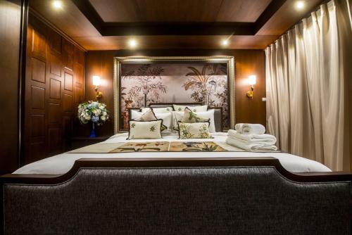 a bedroom with a large bed in a room at Amara Villa Khao Ka Lok in Ban Nong Sua