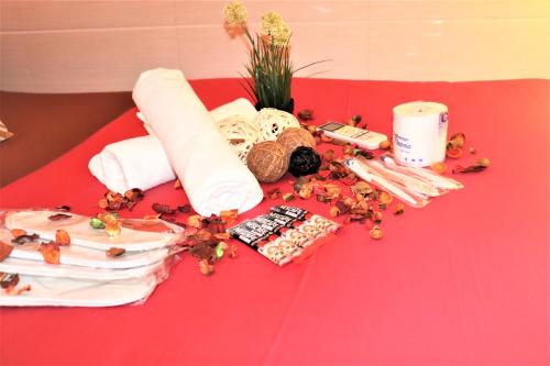 una mesa con papel higiénico y otros artículos en ella en Sydney Hostel, en Hong Kong