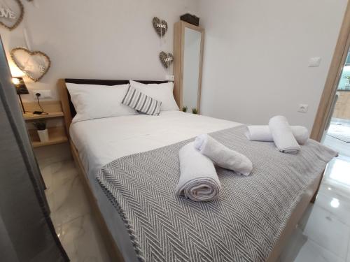 een slaapkamer met een bed met handdoeken erop bij ROOF TOP in Limenas