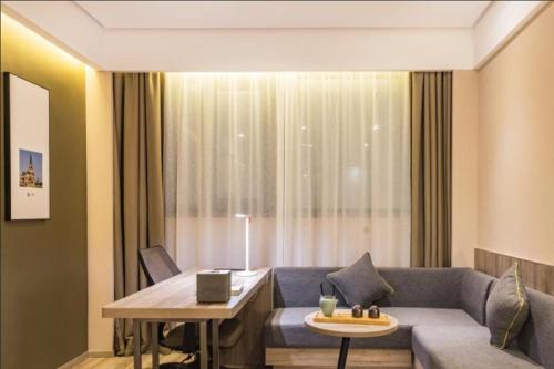 Ruang duduk di Atour Hotel Huaibei City Government Plaza