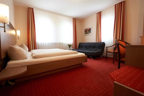 Postel nebo postele na pokoji v ubytování Hotel Gasthof König Karl