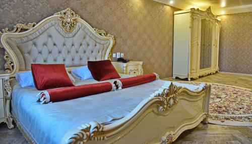 A bed or beds in a room at BANQUETING & GUEST HOUSE ПОМЕСТЬЕ