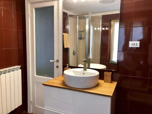 レヴァントにあるLa Casa di Veraのバスルーム(白い洗面台、鏡付)